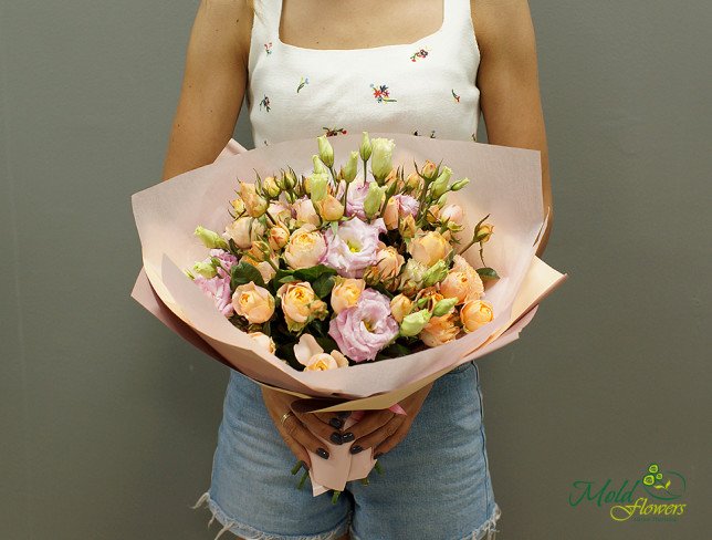 Bouquet of orange spray roses and eustoma photo