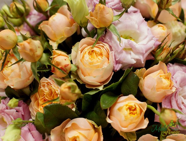 Букет из оранжевых кустовых роз и эустомы Фото