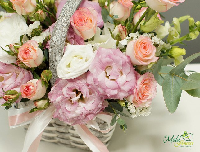 Basket with roses and lisianthus photo