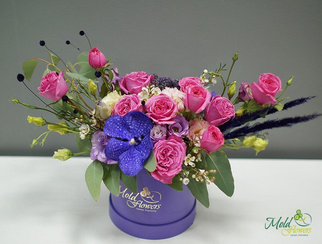 Фиолетовая коробка с розами и эустомой Фото