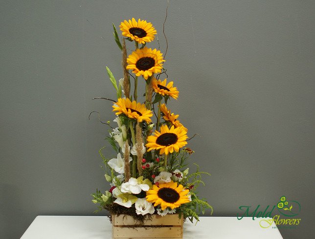 Box with sunflowers and lisianthus photo