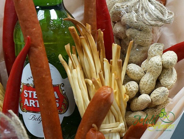 Букет с красным и зеленым перцем, сыром косичка, арахисом, бутылкой пиво, колбасой в крафт бумаге фото