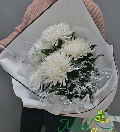 Bouquet of white chrysanthemums and asparagus ''Inspiration'' photo 394x433