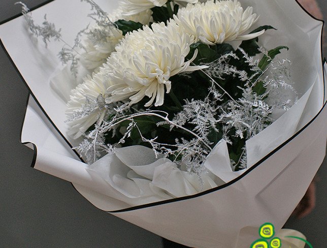 Букет из белых хризантем и аспарагуса "Вдохновенье" Фото