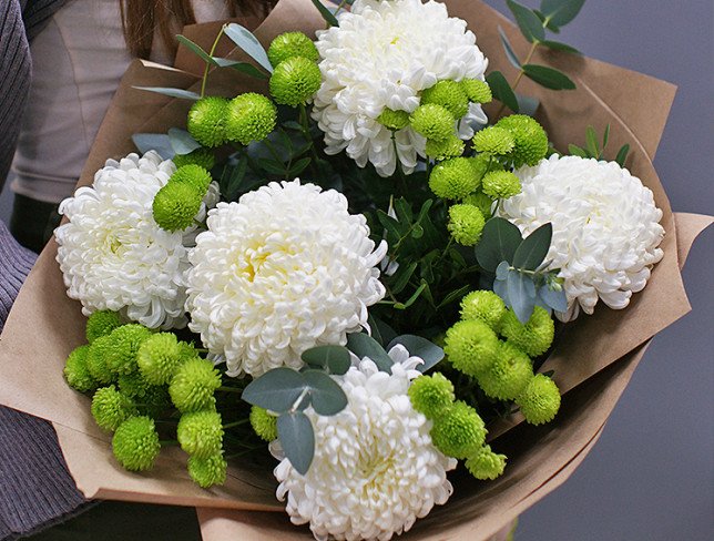 Buchet din crizanteme albe cu verzi foto