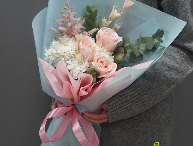 Букет с розовой розы и белой хризантемы Фото