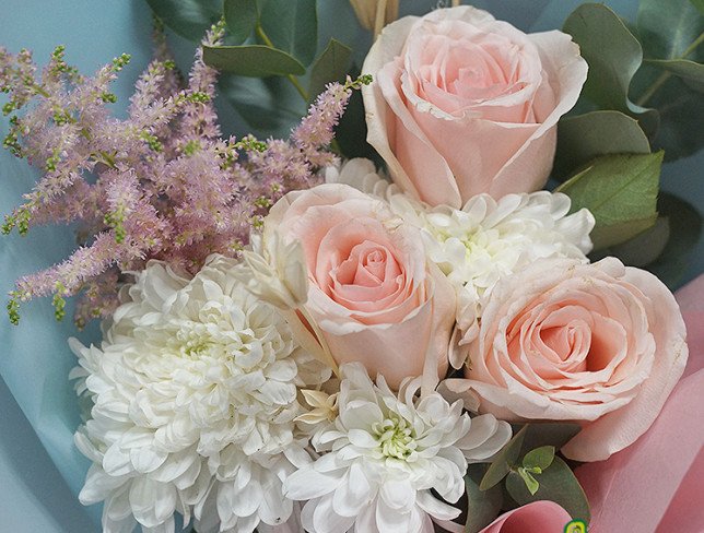 Букет с розовой розы и белой хризантемы Фото