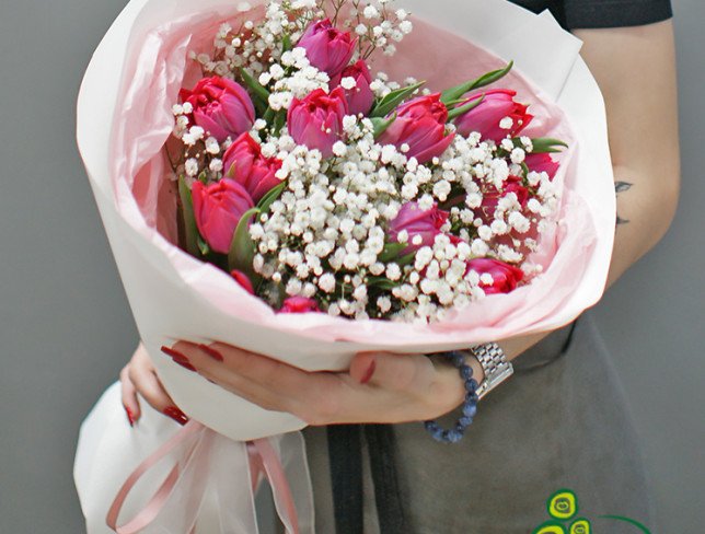 Букет с пионовидными розовыми тюльпанами и гипсофилой Фото
