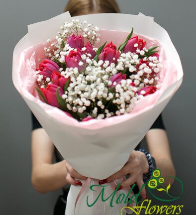 Buchet cu lalele roz de tip bujor și gypsophila