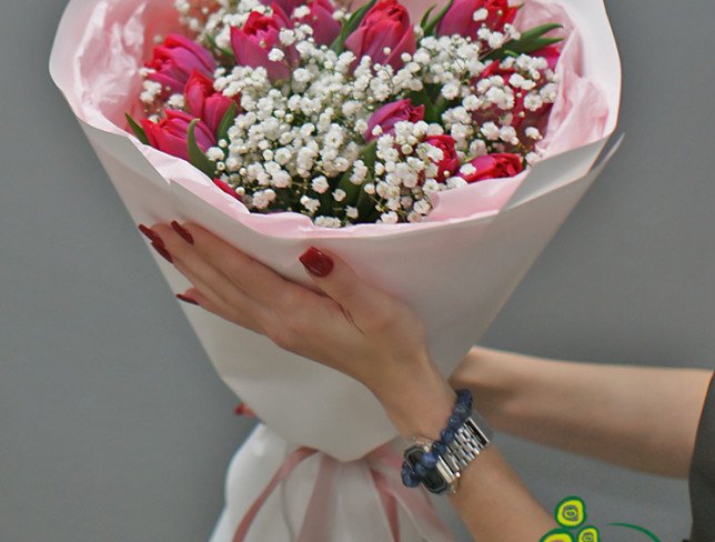 Букет с пионовидными розовыми тюльпанами и гипсофилой Фото