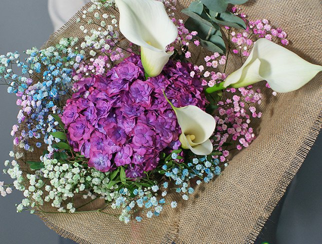 Bouquet with purple hydrangea and white callas photo