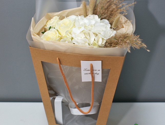 Buchet cu hortensie albă și trandafiri foto