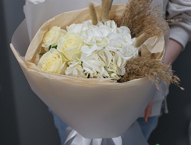 Buchet cu hortensie albă și trandafiri foto