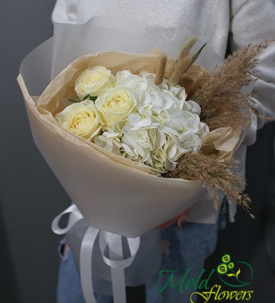 Buchet cu hortensie albă și trandafiri foto 394x433