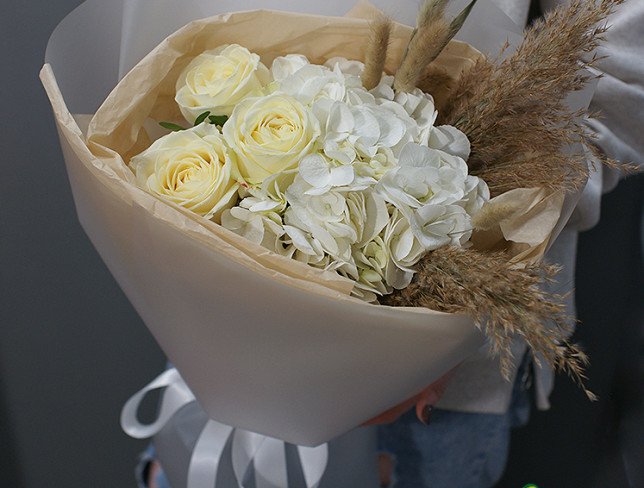 Букет с белой гортензией и розами Фото