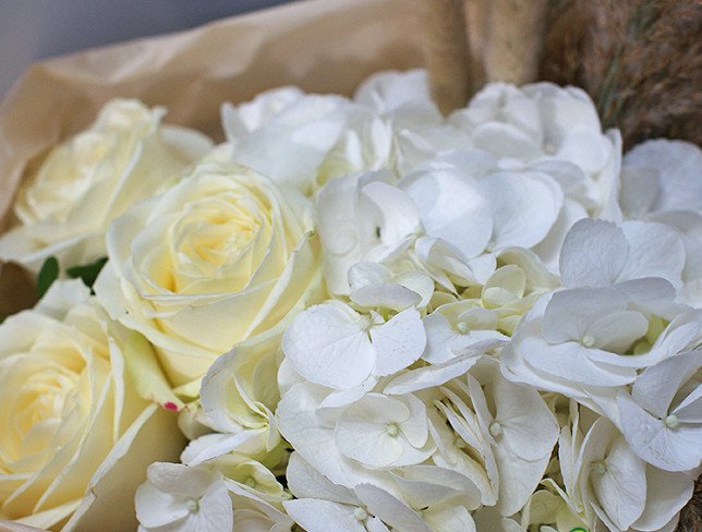 Букет с белой гортензией и розами Фото