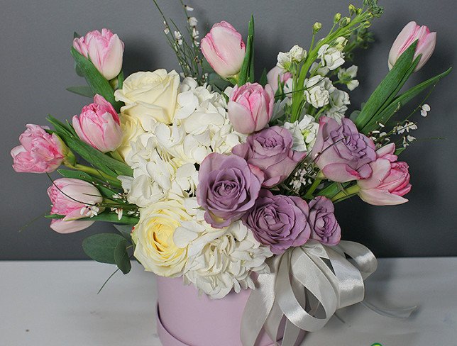 Коробка с белой гортензией и пионовидными розовыми тюльпанами Фото