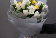Bouquet of white Dutch tulips and freesias — photo 3