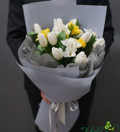 Bouquet of white tulips and freesias photo 394x433