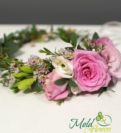 Wreath of pink roses and eustoma photo 394x433
