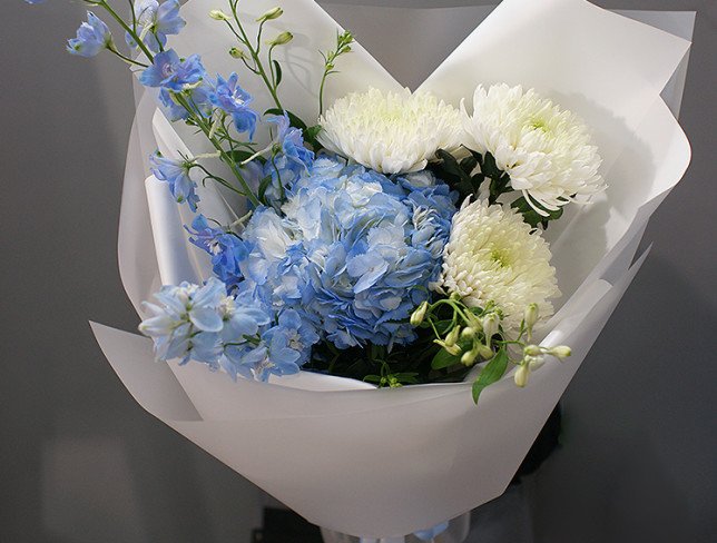 Buchet cu hortensie albastră si delphinium ,,Briza albastră,, foto