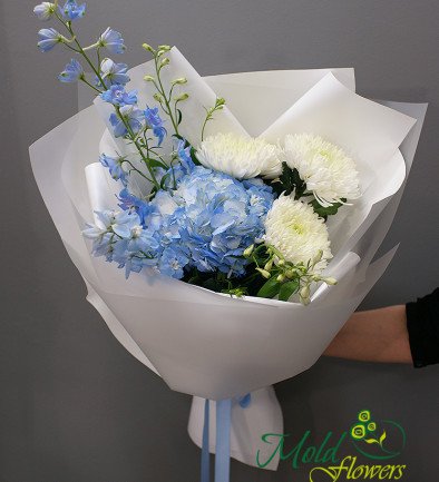 Buchet cu hortensie albastră si delphinium ,,Briza albastră,, foto 394x433