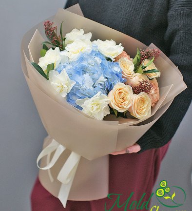 Bouquet with blue hydrangea and daffodils photo 394x433