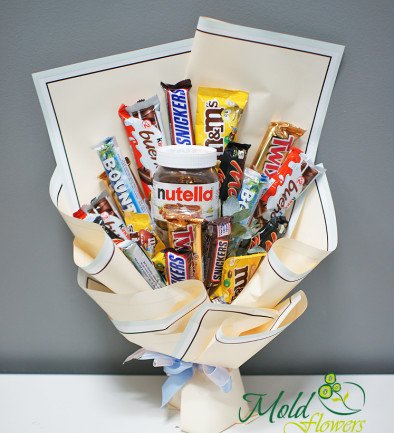 Sweet Bouquet with Kinder Bueno, M&M's, and Nutella photo 394x433