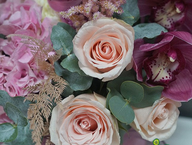 Бархатная коробка с розовой гортензией и орхидеями Фото