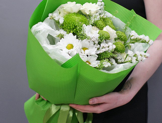 Букет из белой и зелёной хризантемы Фото