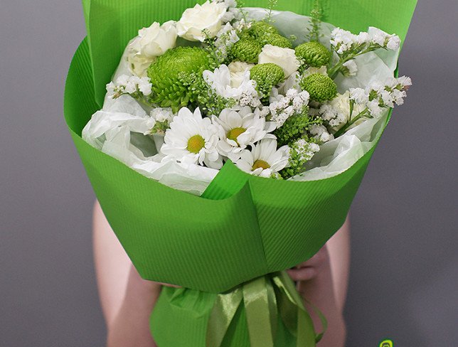 Букет из белой и зелёной хризантемы Фото
