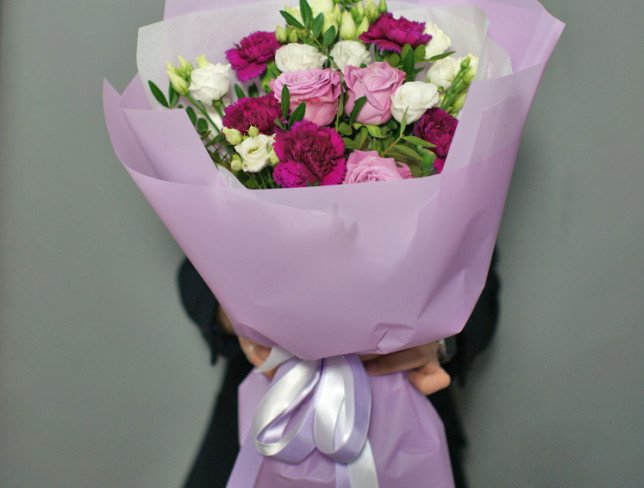 Букет с фиолетовыми гвоздиками, белой эустомы и фиолетовой розы Фото