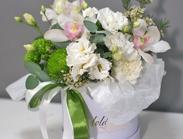 Коробка с зелёной хризантемой, белой орхидеи и эустомы Фото
