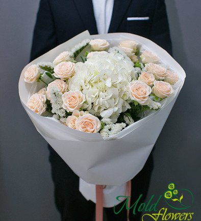 Buchet cu hortensie albă și trandafiri de tip tufă foto 394x433