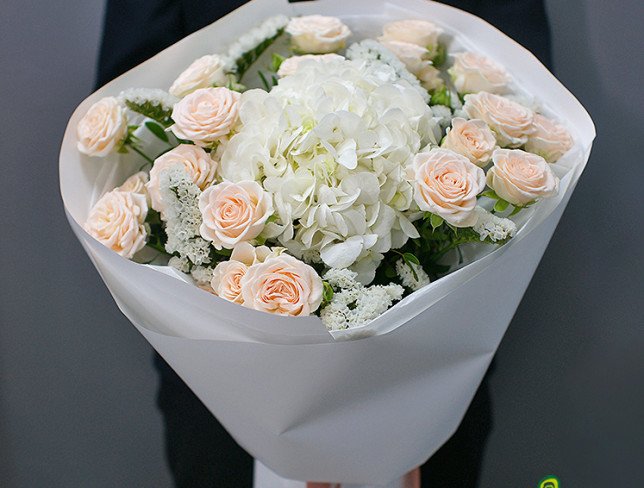 Buchet cu hortensie albă și trandafiri de tip tufă foto