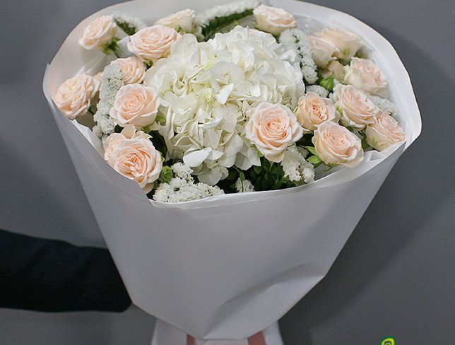 Buchet cu hortensie albă și trandafiri de tip tufă foto