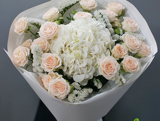 Букет с белой гортензией и кустовыми розами Фото