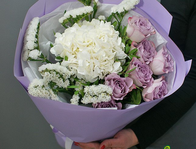 Букет с белой гортензией и розами "Memory lane" Фото