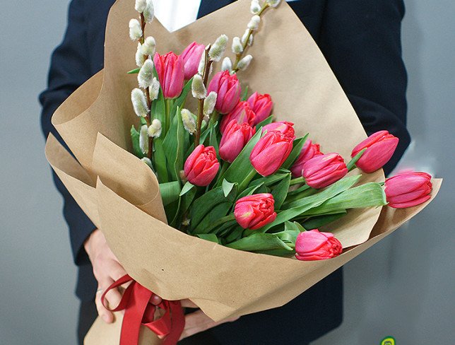 Букет из красных пионовидных тюльпанов Фото
