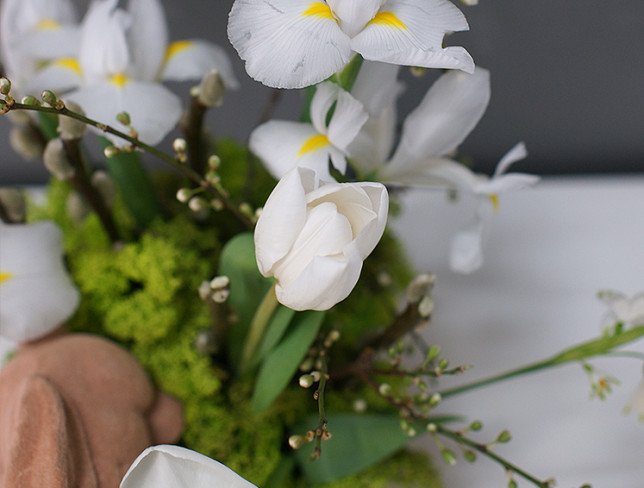 Lădiță de Paște cu irisi albi foto