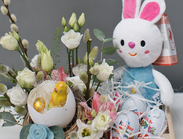 Compoziție de Paște cu flori și iepuraș foto
