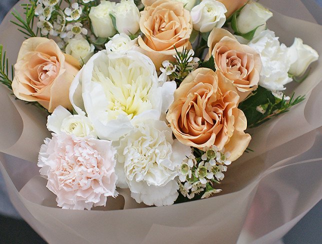 Букет из кремовых роз и белым пионов Фото
