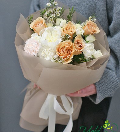 Bouquet of cream roses and white peonies photo 394x433