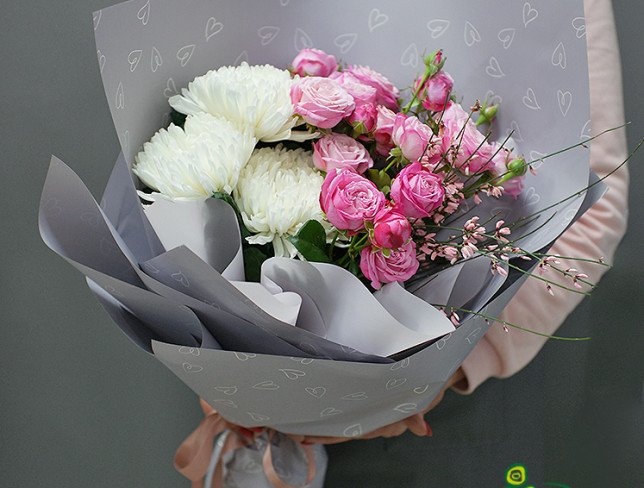 Buchet din trandafiri de tufă și crizanteme sferice albe foto