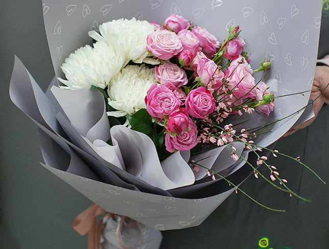 Букет из кустовых роз и белых шаровидных хризантем Фото