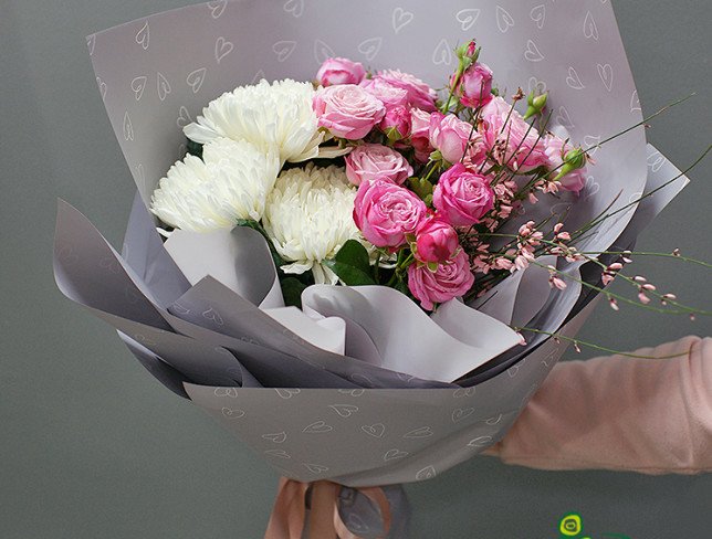 Buchet din trandafiri de tufă și crizanteme sferice albe foto