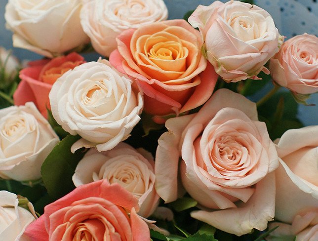Букет из розовых и оранжевых роз Фото