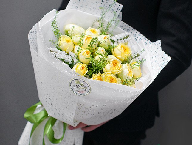 Букет с жёлтыми пионовидными розами Фото