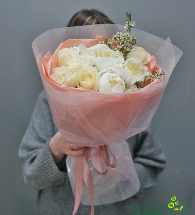 Buchet cu bujori albi și trandafiri albi foto 394x433