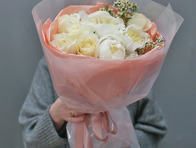 Букет с белыми пионами и белыми розами Фото